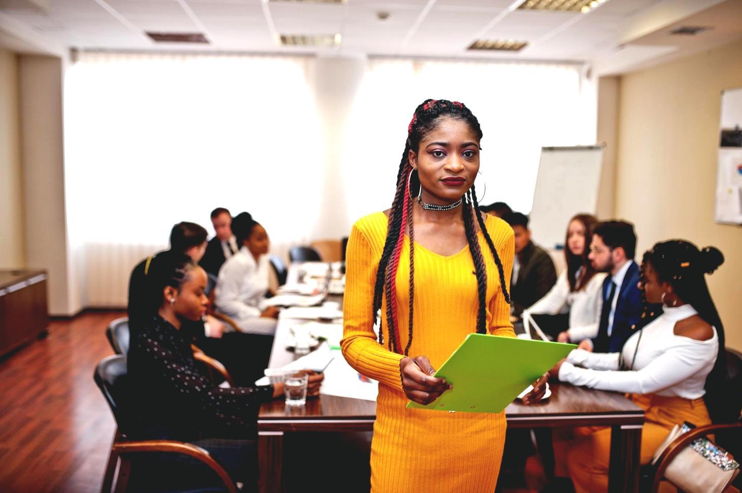 Persona che riflette sui propri bisogni psicologici in un ambiente tranquillo